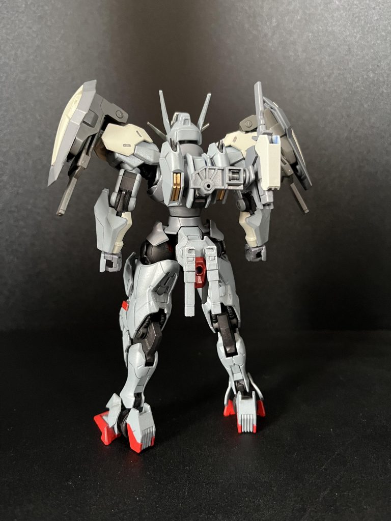 フロント&リアアンテナ→アスタロトのデコとAGE2の切れっ端。胸→ダブルオーのハッチをシェルユニットに貼り付け。肩→ベギルベウの肩装甲を貼り付け。腰→エアリアルと交換。腿→バルバトスルプスの足首カバー。パーツどうしを接着した時、意外と接触面が少なかったので接着部をプラ棒でかさ増ししてガッチリ接着させてます。ルブリスやエアリアルはパーツ形状が独特なので合うパーツ探しに苦労しました。_(┐「ε:)_