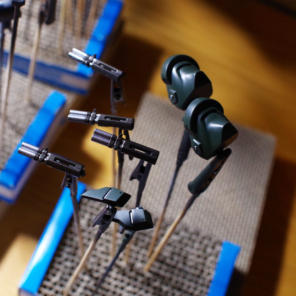 カラーは何度も作り直しました。最終的に納得はいかなかったんですが、仕上がってみるとこれはこれで悪くないかな…と思っています。各所バーニアの塗り分けも頑張りました。ハイドラビームガトリングはコレクションシリーズのものを砲塔部分だけシステムウェポン001のビームガトリングガン(ショートバレル)に置き換えました。