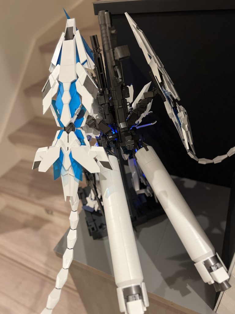 バックショットの迫力も半端ない。アームドアーマーだけでスタビライザーを含めると40cmくらいあります。