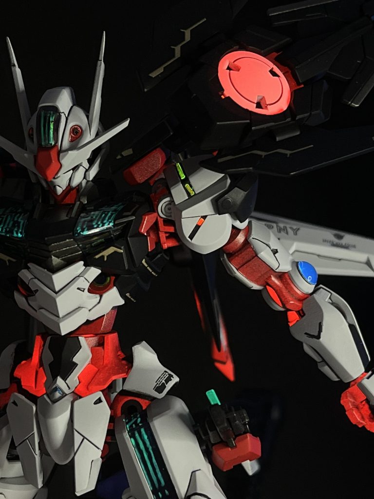 トランザム仕様にフレームと肩のGNドライヴ、アゴの下側と額の下側だけスプーキーレッドで、やり過ぎない程度のトランザム感出しました(ガンビットフレーム？)😂