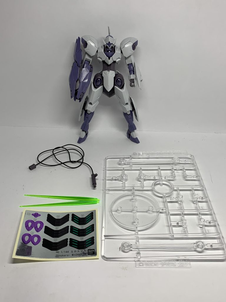 付属品および色分けシール他。今回は付属しているクリアベースは使いませんでしたが、簡易的に飾れるのでありがたい付属品ですね。Twitter等でモデラーさん方がミカエリスの胸部白装甲パーツは割れやすいので注意とツイートされていたので気をつけてはいましたが不意に力が加わってしまって割れました……というか部分的にプラが薄すぎるんですよねこれ。色分け等は難しいところがありますがかなり良いキットだとは思います。