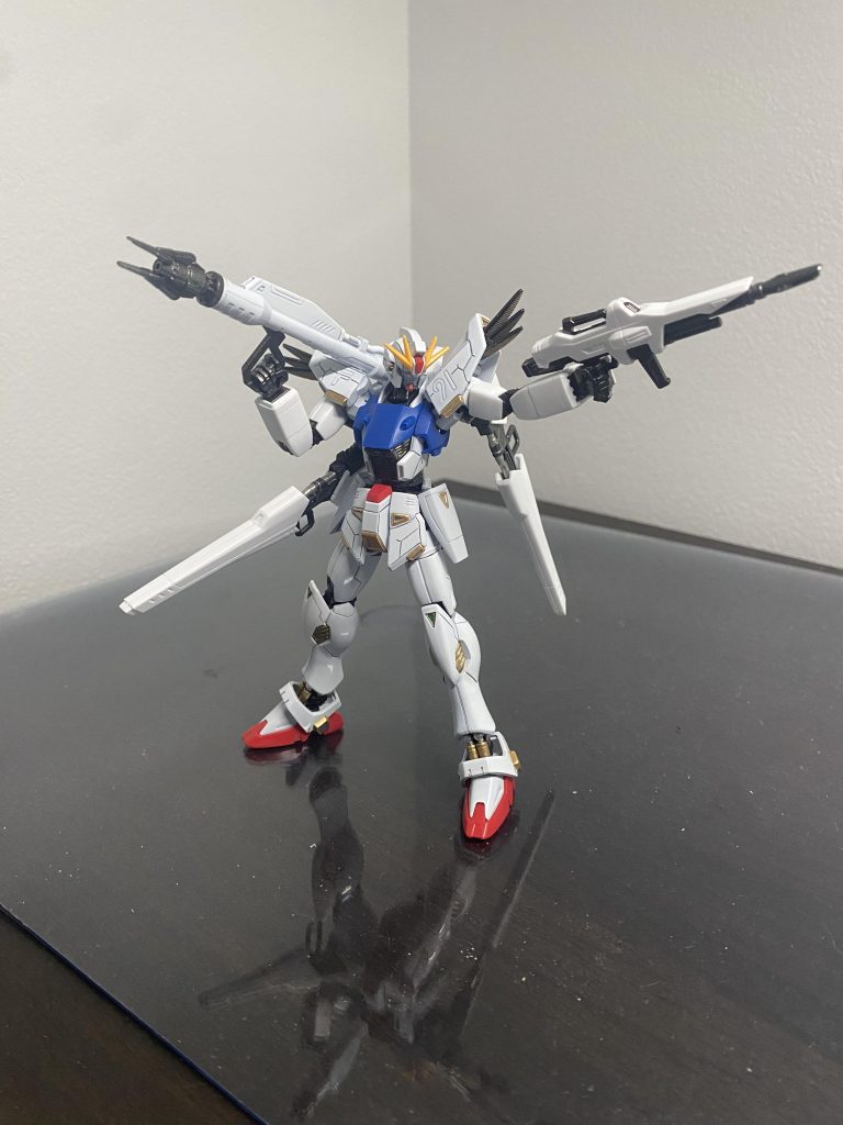 今回は、黒から立ち上げて、シルバー、ホワイトの順で白色に仕上げきました。馬鹿な私は、新水性ホビーカラーで白色に塗った後に何故かガイアのクリアを吹いてしまい、クリアより下層の塗膜が侵食されてしまい、もう、取り返しのつかない色むらが発生しつしまい、以降の塗装を全て打ち切って組み上げました。