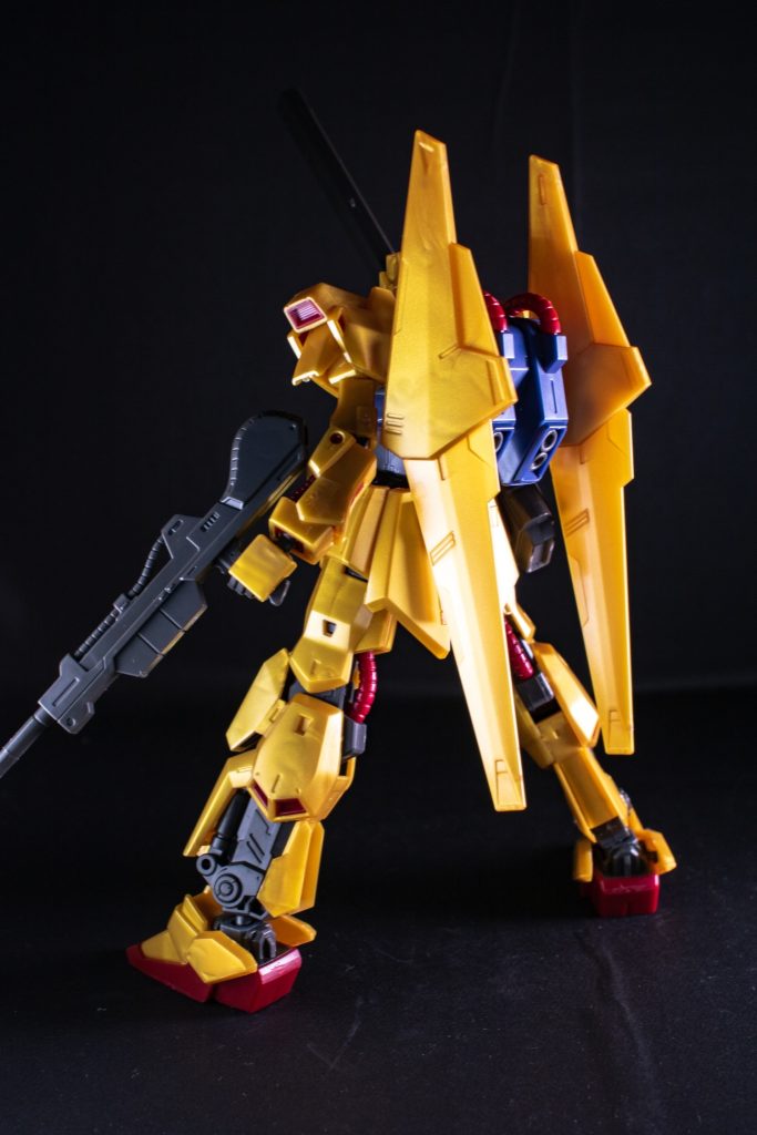 サイドバック:背中は、ほぼ羽しか見えない。レッグの赤いチューブがおしゃれポイントだ。思ったより足下はすっきりしている印象。