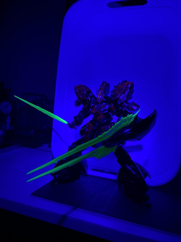 ブラックライトで光るのもまた魅力の一つかと。