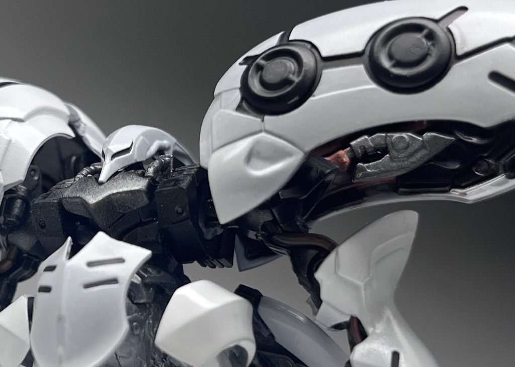 ラッカー塗装後、エナメル塗料にて細部を筆塗りしています。