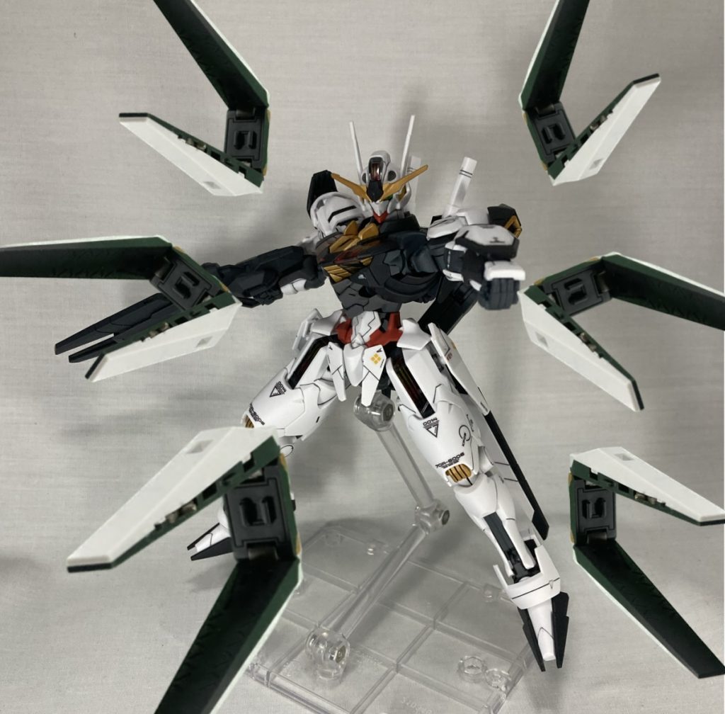 フィンファンネル展開は良いスタンドが無かったので泣く泣く画像をいじって6機飛ばしました