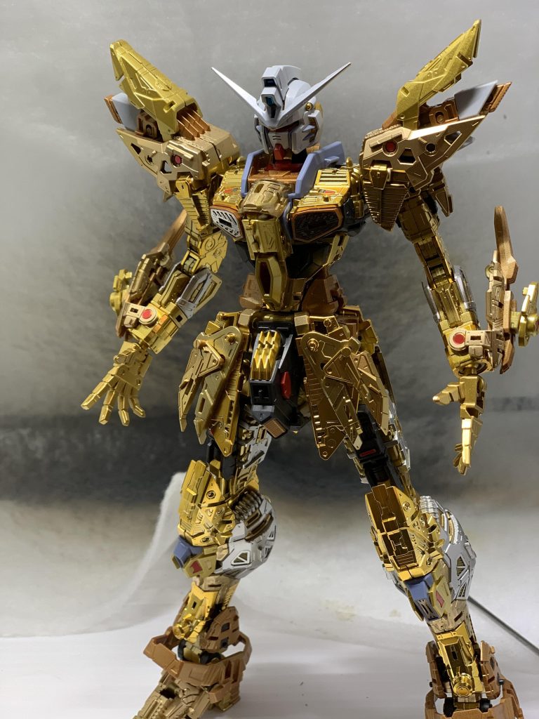 フレームです。生かすものは活かしつつ、全体として金銀塗装しています。