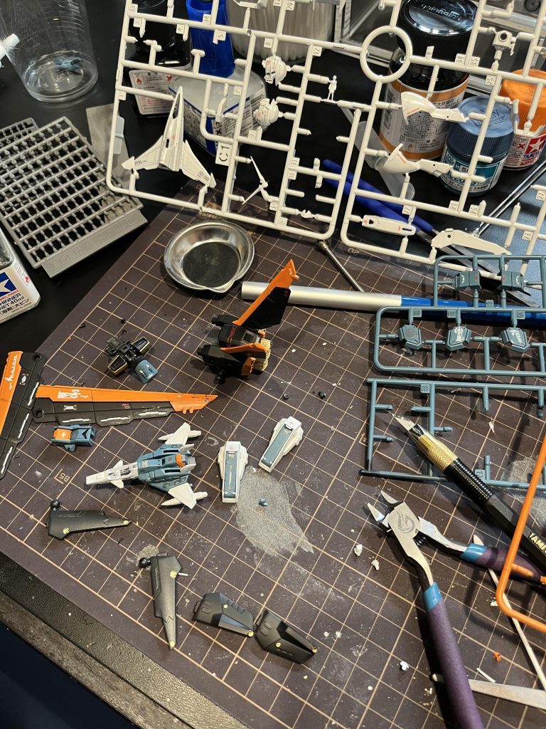 ランナー塗りの状態でデカールも貼っちゃう。この状態でも飾ってしまって良いんじゃないかと思うくらい造形が細かいですね