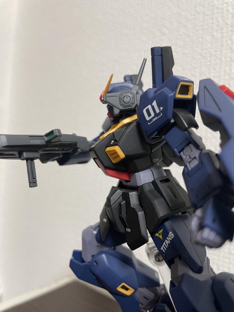 バルカンポッドは独自の解釈でバルカン発射時やメンテナンス時は砲身が前に出るという感時の解釈でメタルパーツをワザとはみ出して取り付けてみました。