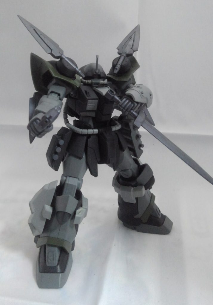 リボルバー型のハンドガンとヒートソード逆手持ち