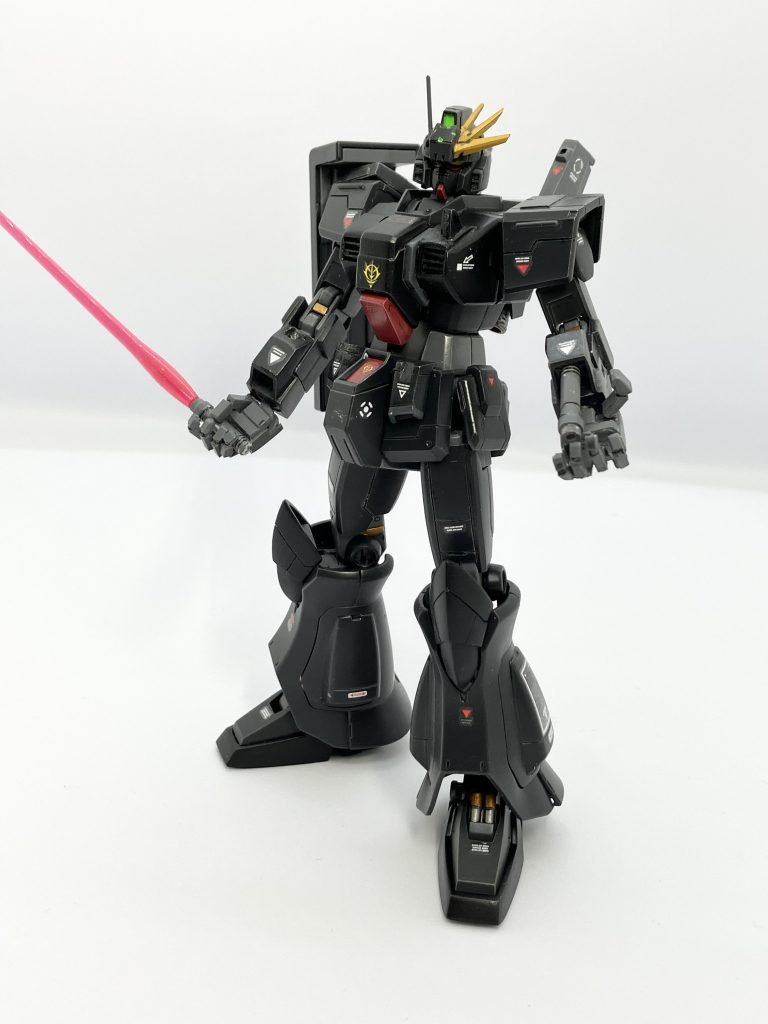 ビームサーベルは腕に二本装備、腕に関してはコミックとは違うオリジナル形状です。グフの電磁鞭射出口を流用している、という個人的設定。