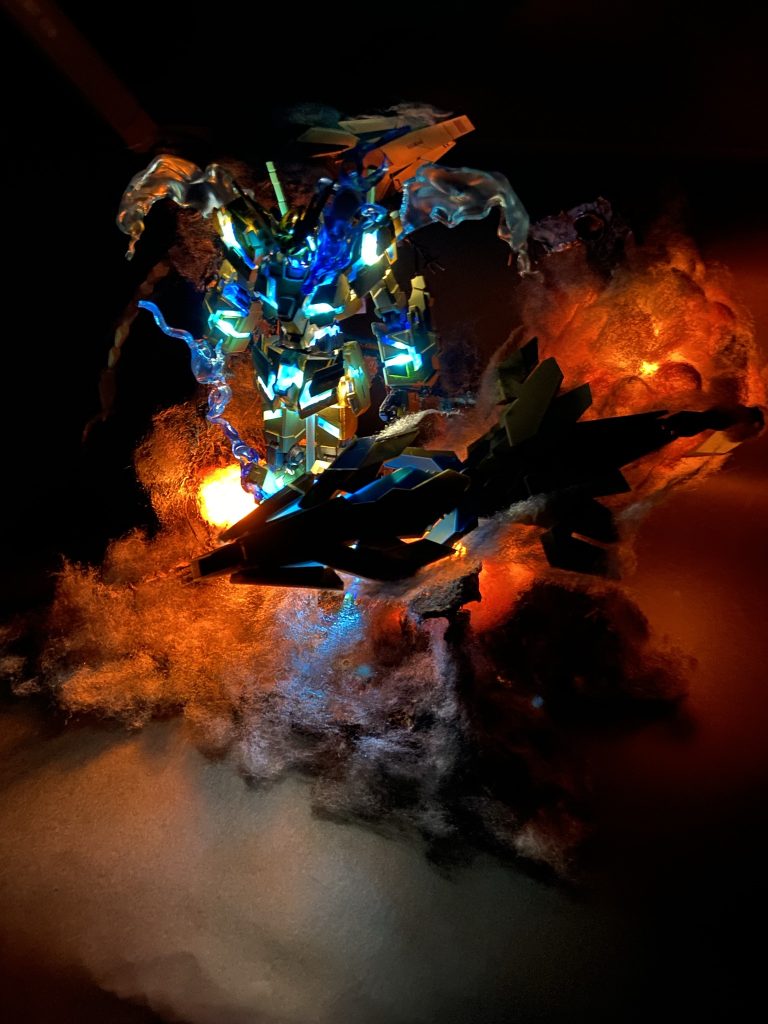 かなりすっ飛ばしたましたが、完成です!こんなに背景ボロボロなのにガンダムが無傷なのは、フェネクスが強すぎるから!!(ホントは、ダメージ加工の技術がなかったから🤣笑)