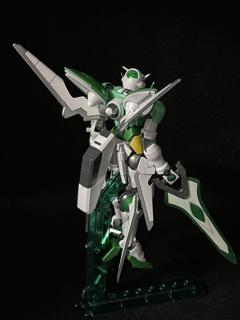 白単色では情報量が足りないと思い、各所にメカ色(メカサフ、サフエヴォ、シルバー)を追加。