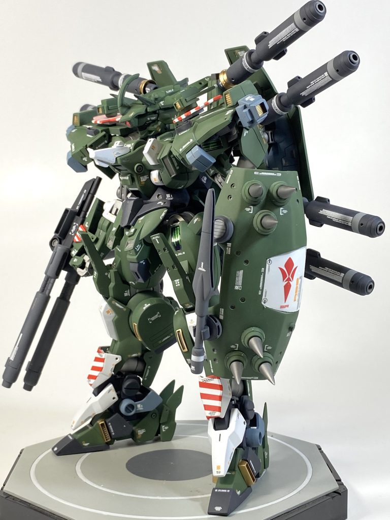 左腕には大型シールド。 出力強化されてロングソードとして使えるビームクナイを装備。