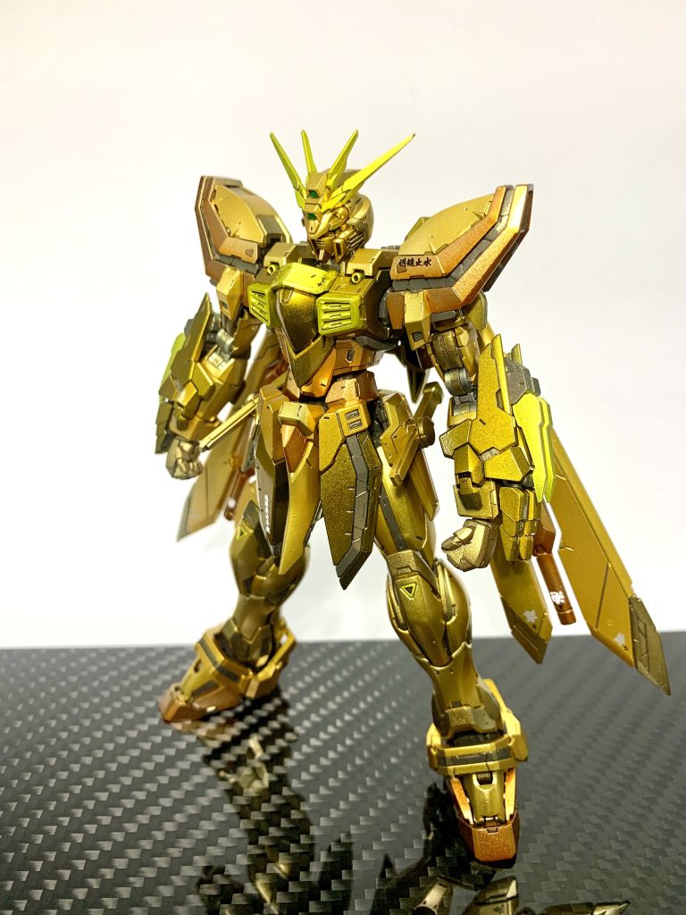 思いつく限りのゴールド表現を施しております。整形色の違う所は全て違うゴールドで塗装しています。結果として若干うるさい原作のイメージとは違った感じになってしまいました(笑)