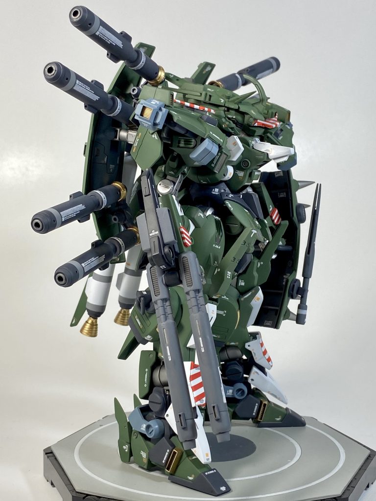 右腕にダブルビームキャノンを装備 背中のビームキャノンビットより高出力であり、ビットのフォーメーションにより更に高威力なメガビームショットを発射する事が可能になる。