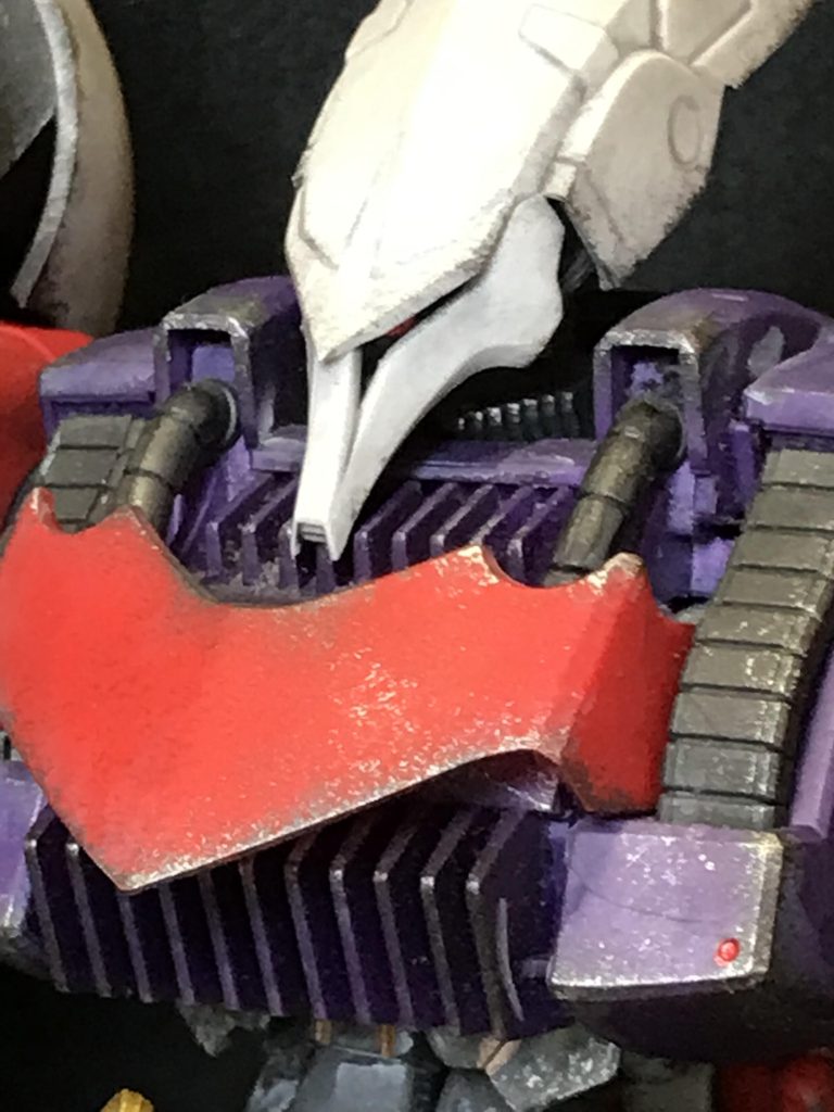 目はメタルレッドと蛍光ピンクで塗装したけど、全く目立たない😨頭部はアゴを引き下を向けるようにお手軽工作