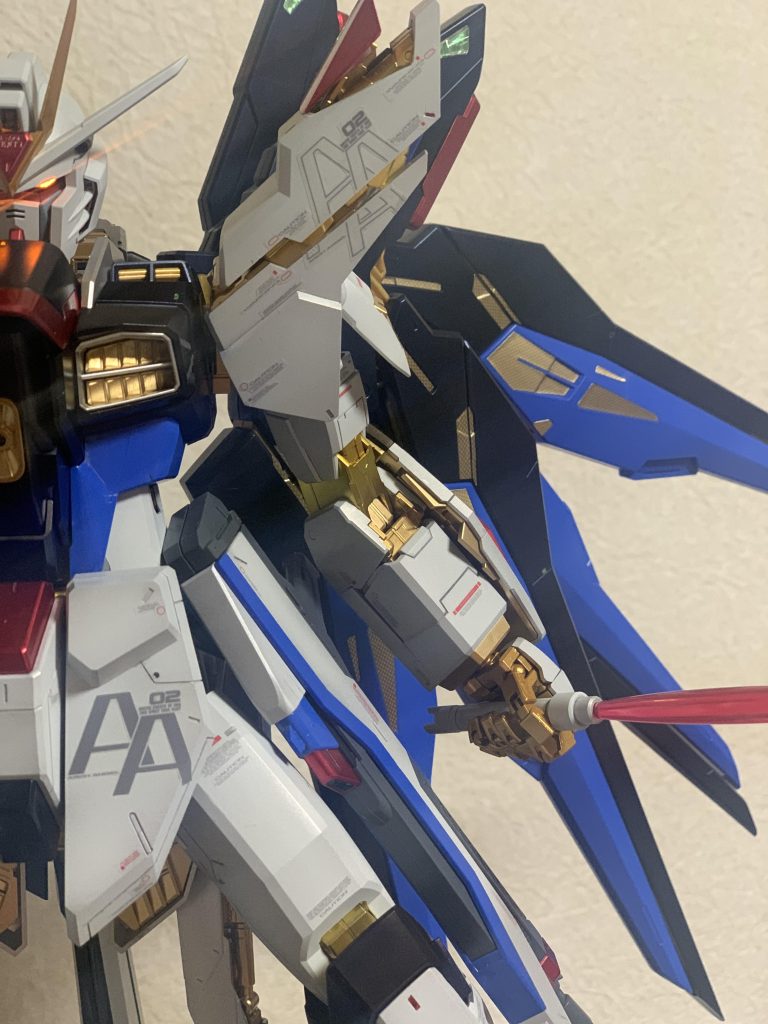 目が光るとまた雰囲気出ますね。