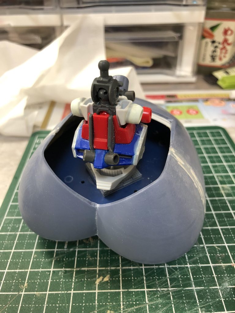 腹部作成中。こちらも同じく、EGストライクガンダムやガンダムパーツを再利用。