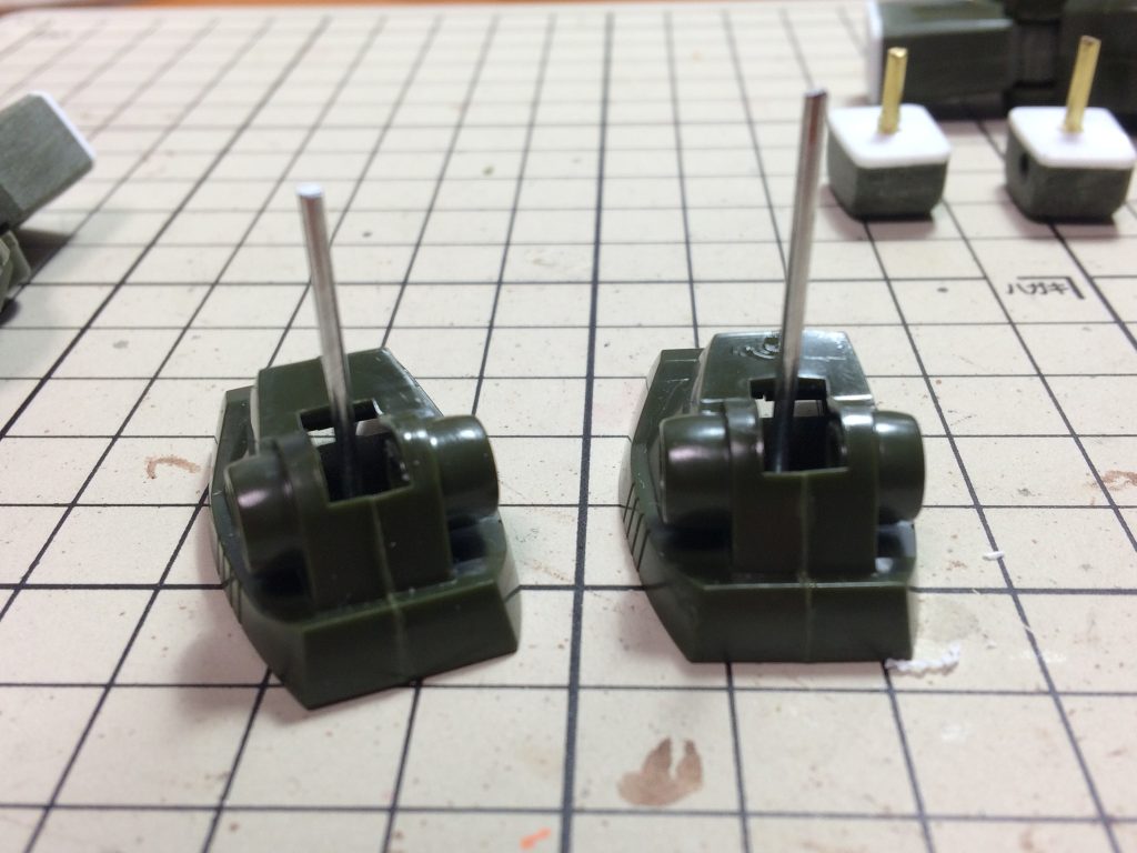 足首はこんな感じでアルミ線接続に加工。脛側にプラ板に穴を開けて受けを設置しました。