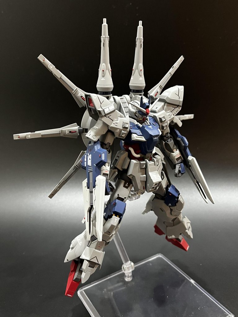 ボチボチ形にはなったかな?といった心境で作成しておりました。感想・まとめHG レジェンドガンダム  HGムーンガンダムとミキシングにて製作しました。それにしても難しかった、、、完成まで迷い?なのか手が進まないのは初めての経験でした。宇宙世紀の機体とSEEDの機体とのミキシングだったので自分のなかでも違和感があったのかもしれません。SEED世代のわたしですが、初めてSEEDのガンプラを作成しました。他のSEED機体も作成して並べて飾りたい!完成時にはそこそこまとまったと思っています!Twitterしてますので是非フォローよろしくお願いいたします!↓↓↓https://twitter.com/akasaha1124 最後までご覧くださりありがとうございました!!