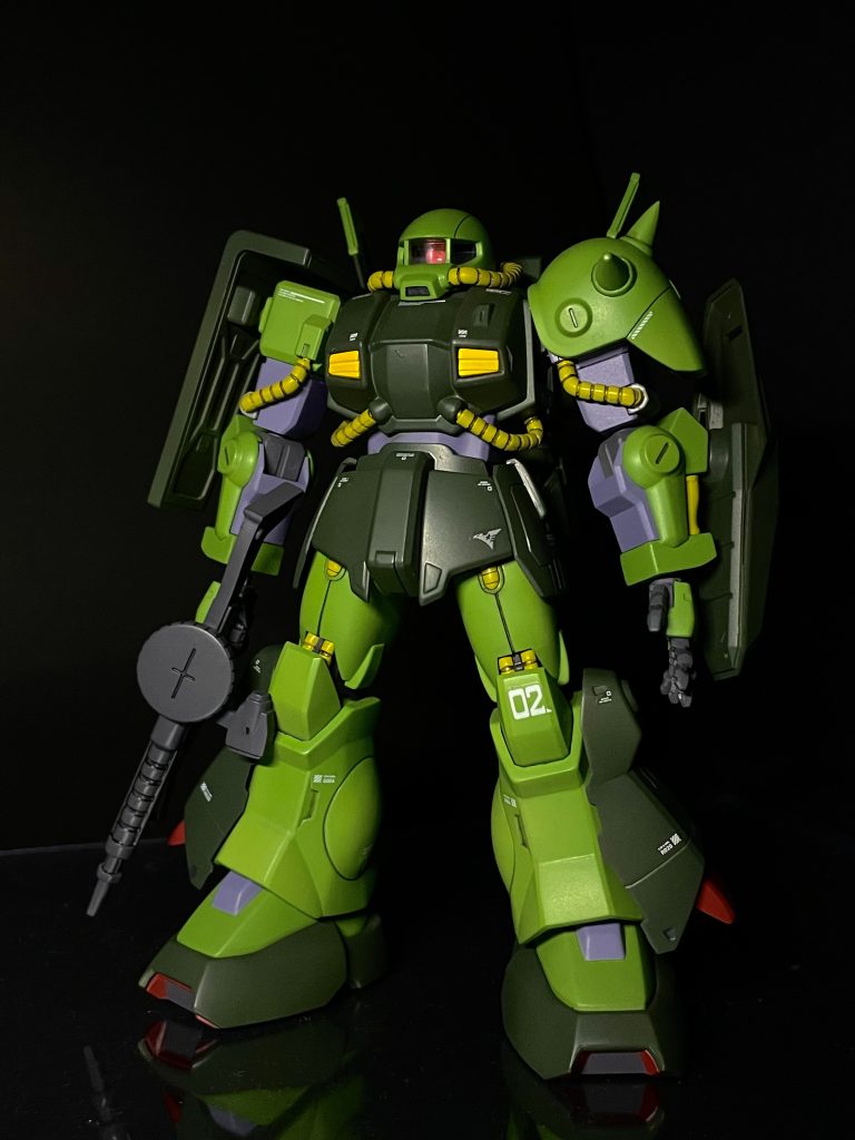 正面ショット。手首をMSハンドに交換、モノアイをHアイズに交換したぐらい。