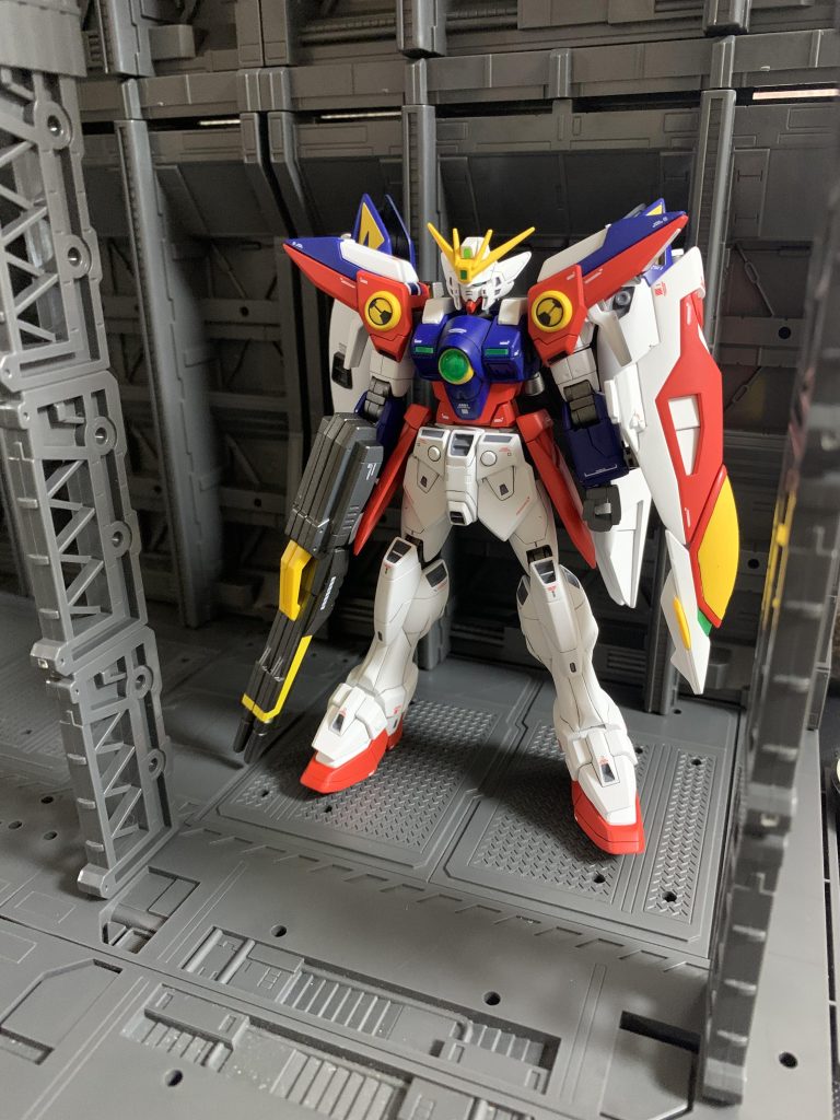 正面から。バスターライフル、関節、バーニア等はメタリック塗装しています。グレー部分はエナメル筆塗りです。ブラックサフの上から塗装したブルーが個人的にいい感じです。