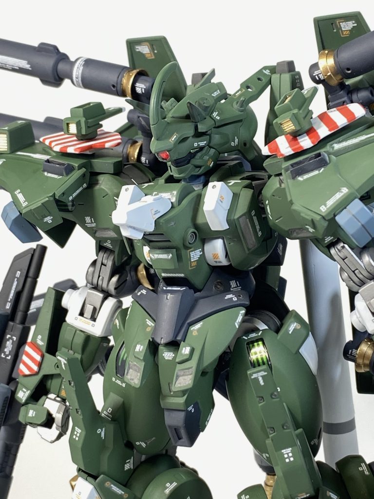 胸部アップで。 頭部はセンサー類が強化されている。パッと見、赤い単眼に見えるがツインアイも装備されている。