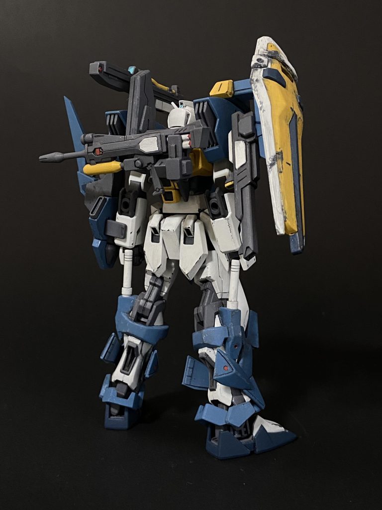 背中は好みで大人しめにしました。コレクションキットのソードストライクのパックに、ビームライフル用ジョイントを作って取り付け。