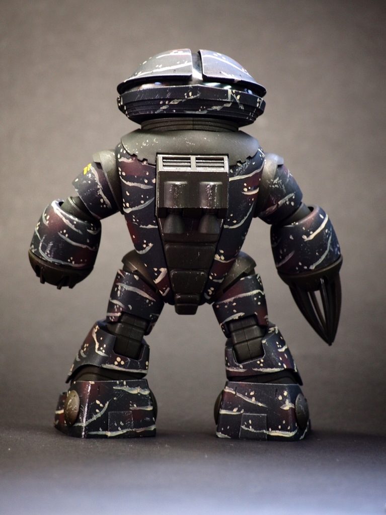 デカールを貼った後に、ウエザリング マスターのシルバーでエッジを出しつつ、金属感を出しています。