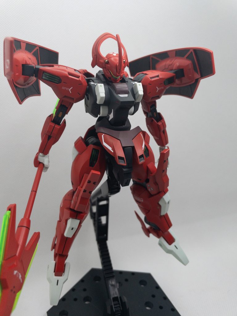 特に力を入れてディテールアップしたのが脚部と両肩のシールドです。ピンバイスでリベットモールドを多数施し、エナメルシルバーで目立たせてます。