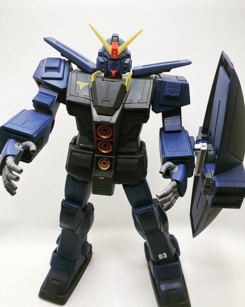 シールドが重いので左下がり (-_-;)なぜ「03」かというと、脳内設定では01 → ニューホンコン出撃02 → キリマンジャロ出撃ということでの3号機。