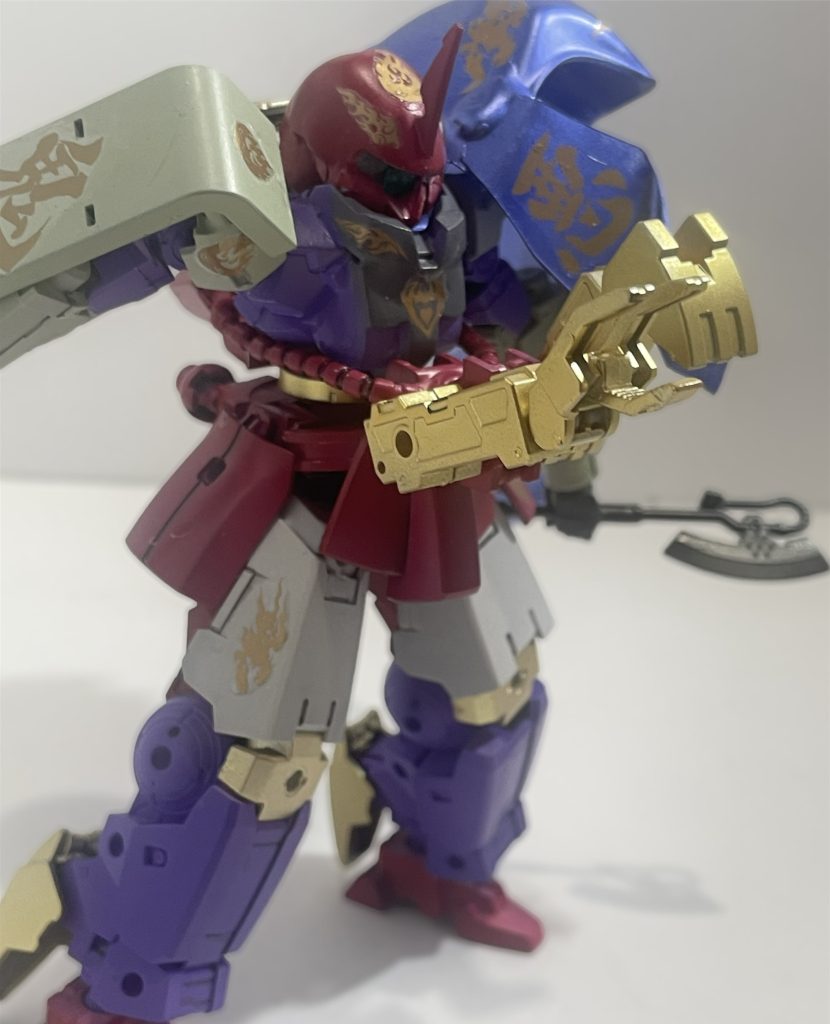 腹部に装着しているアームは土木作業用マニュピレーターを強化したもので近接格闘時に用いられる事もある。