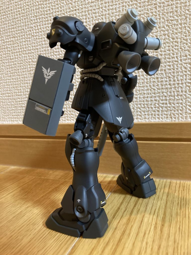 バックパックはザクⅢ改のモノを両面テープで付けてます…。シールドはプラ板で小ぶりなモノをテキトーに作りました。