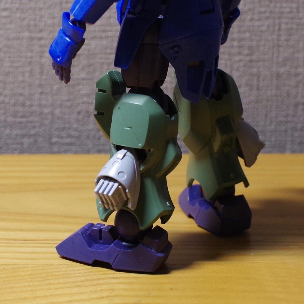 脚部側面のブロックを切り欠いてバーニア取り付け場所を作りました。クリム機の青い脚部は、合わせ目消しの際に接着してしまい、加工がし辛かった為、ジャンクから量産機の脚部を使用しています。