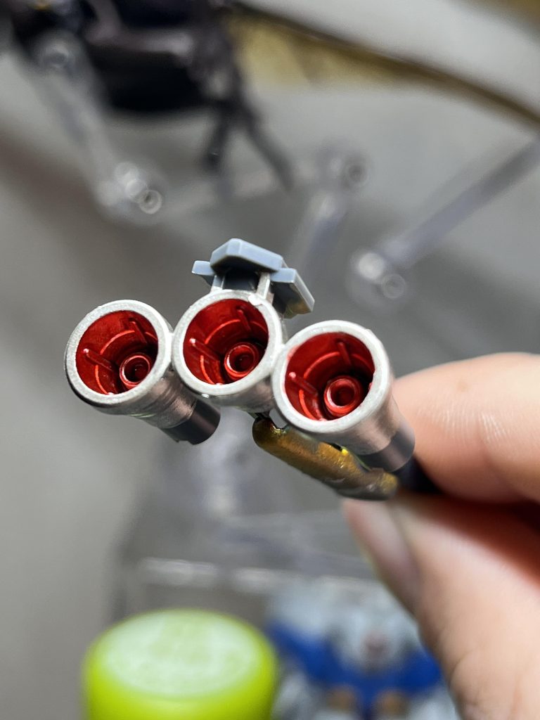 各部ノズルは外側シルバー、内側クリアレッドで塗ってます。また、装甲とフレームのメタリック部分はエナメルのクロムシルバー、メタリックグレイで塗り分けてます。