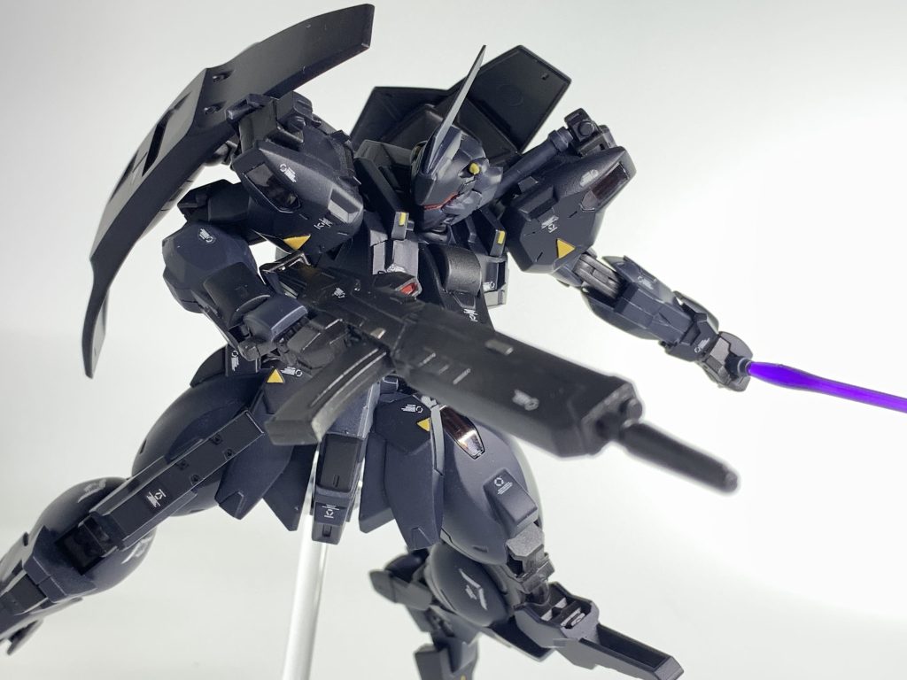 ビームサーベル／ビームガン肩部に搭載される近接兵装。ビームトーチやビームジャベリンなど、他社製MSとは異なる規格のビーム近接兵装を採用する事が多いジェターク社製MSであるが、本機には他社製量産機にも広く採用されている標準的な規格のビームサーベルが搭載されている。これは他社製MSから機種転換したパイロットにも扱いやすいためであり、他社製MSから本機への乗り換えを考慮した形となっている。肩部に搭載された状態ではビームガンとしても使用可能