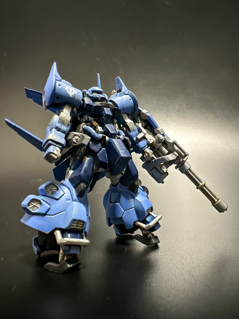 工作は合わせ目消しのみ。あえて埋めなかった部分もあります。工程としては合わせ目、ゲート処理→全体にフレーム色(ガンメタサフ)吹き付け→薄い色から筆塗り→つや消しクリア という感じです。筆塗りは2回もしくは3回塗り。スミ入れ以外ラッカーですがそこまでムラなくできたと思います。シンナーはガイアブラシマスターを使用。