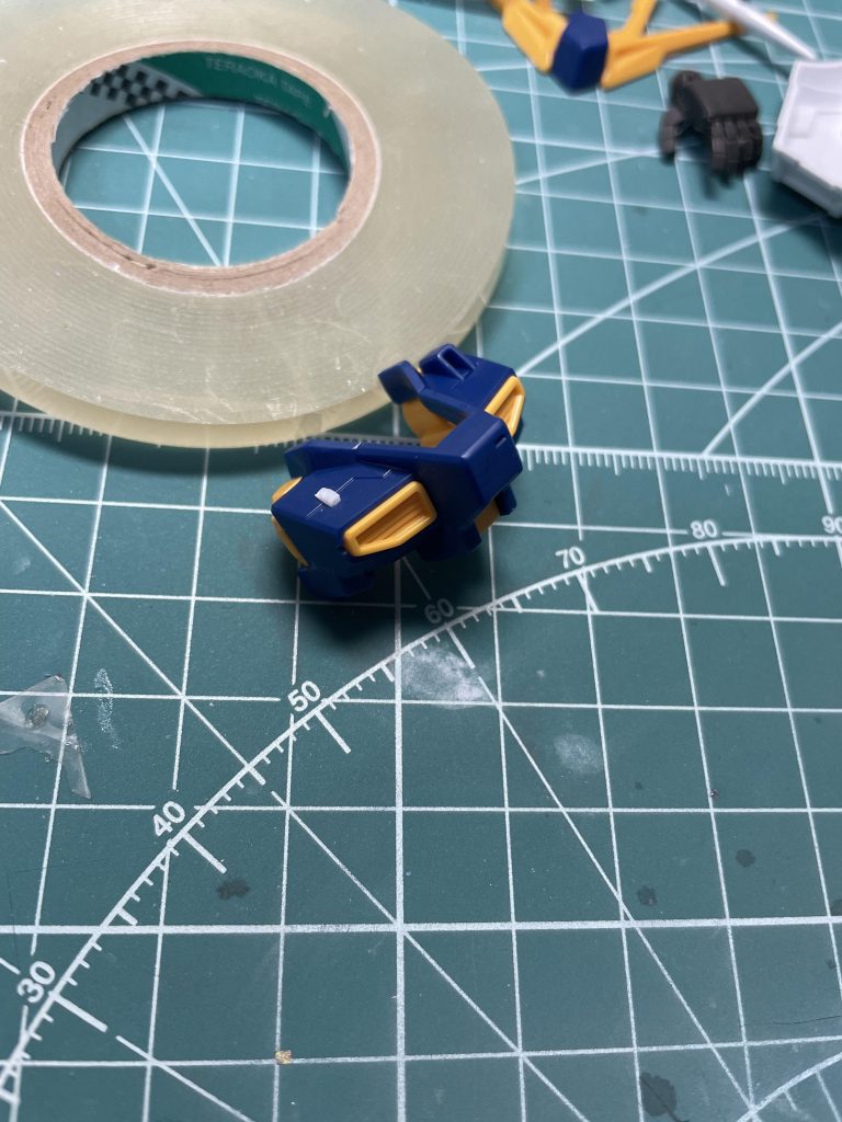 胴体パーツは少し彫ってプラバンでアクセントを追加。