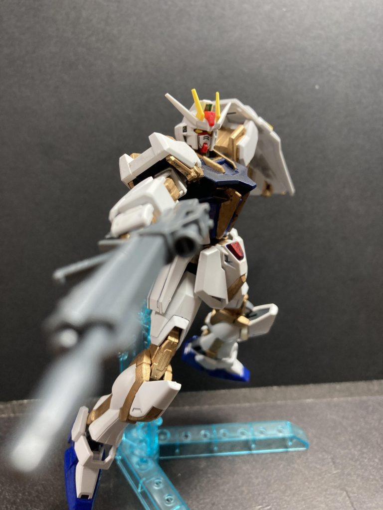 EGの稼動性をそのままで、カラーリングを変更をしただけなので特にGBNでピーキーかと言われるとそうでもなく、ただただ完成度が高いだけである。