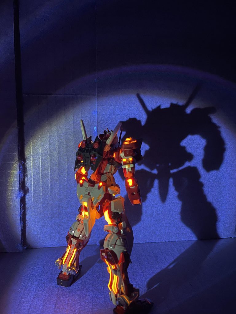 フレームが燃え上がるような感じにしたかったのでオレンジの蛍光塗料を使いました。センサー系統はグリーンの蛍光塗料を使い塗装してます