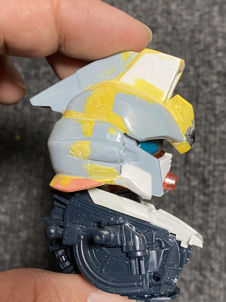 F91の頭は「中世の兜」という「私の勝手なイメージ」を元に頬の所は少し大袈裟にスクラッチ。ライトニングのヘルメットサイズは大きすぎ、角張り過ぎで、なんだかんだでほぼ全部パテとプラ板でスクラッチすることに