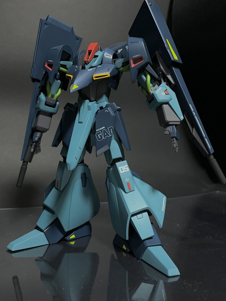正面ショット。何気に細かい部分は塗り分けが必要でめんどくさかった。カラーリングはちょっと緑が足りなかったかな?青っぽくなっちゃいました。改修はMSハンドとモノアイをHアイズ化したぐらい。