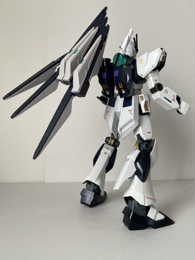 この後ろからのアオリ構図がお気に入り。カッコよさ的には勿論、使用カラーが全部見れる成果が詰まった一枚だから。シールは余ったRGシリーズとシュツルム・ディアスのを主に使用してます。あとはビルドシリーズのデカール。…フェイクνのエンブレムとシュツルム・ディアス付属シールのエンブレム…そっくりさんだから思わず使っちゃった…けど、元ネタなんだっけ?