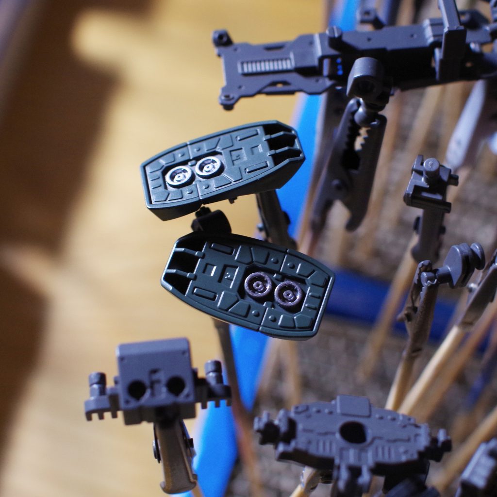 パーツ分けがしっかりしている為、マスキングしながら複数回塗装した箇所は足の裏と頭部のみ。