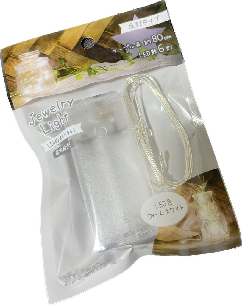 模型用電飾ライトのお値段にビックリ🥶失敗できないお値段‥‥笑なので、100円ショップのインテリアコーナーなどで売っているライトを使用し、電飾をしました!配線が太いのとライト数の調整がネックですが、お値段以上の価値です!!可動も確保できています。腕の可動は少し狭まりましたが😅※一部写真の背景は写り込みが恥ずかしかったので、背景削除しています 笑