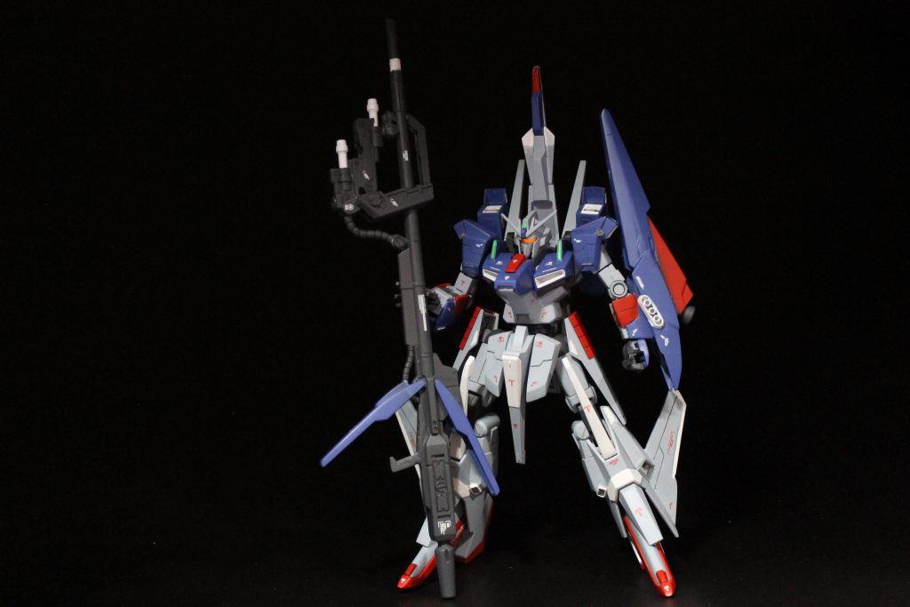 スーパーガンダムからロングライフル、Ｚガンダムのシールドを拝借し装備、ツインアイをバイザー型に変更