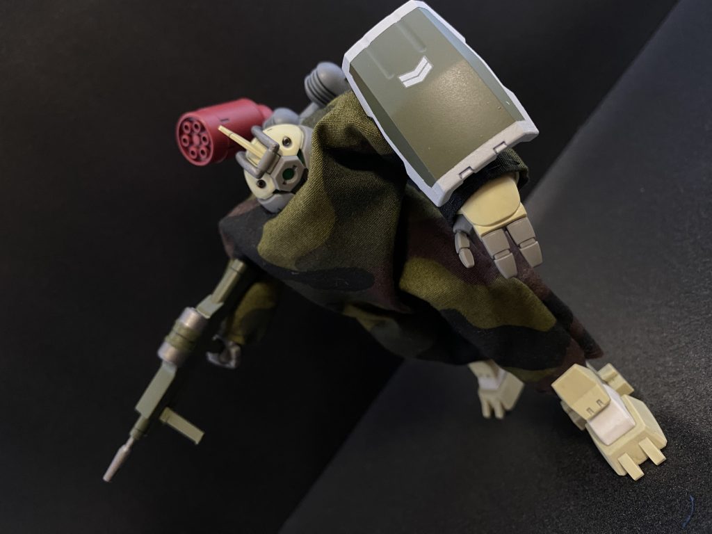 　なお、付属する武装類は、森林用迷彩に合わせてニカ姐さんが、ジャンクパーツから新たに作り上げている。　ビームマシンガン、肩の6連装ロケットランチャーと近、中距離用の装備構成となっている。