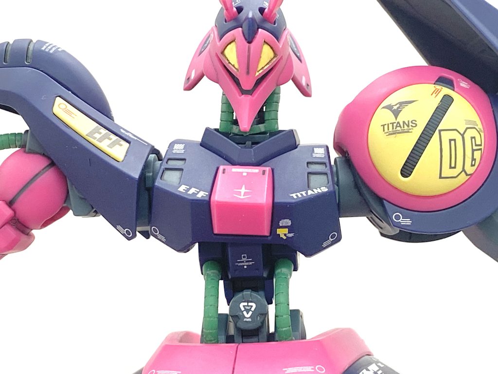 デカールはガンダムデカールのMGクロスボーンガンダムX0、武者頑駄無マークⅡ、RGガンダムマークⅡなどをメインにのデザインが古い大きめのデカールなども使い、今回もカトキ風を目指しました。異形の機体などでデカール位置が難しかったのでガンダムエースで連載されてますモビルスーツガールのイラストを参考にしています(このイラストはカトキハジメ氏も関わっています)。