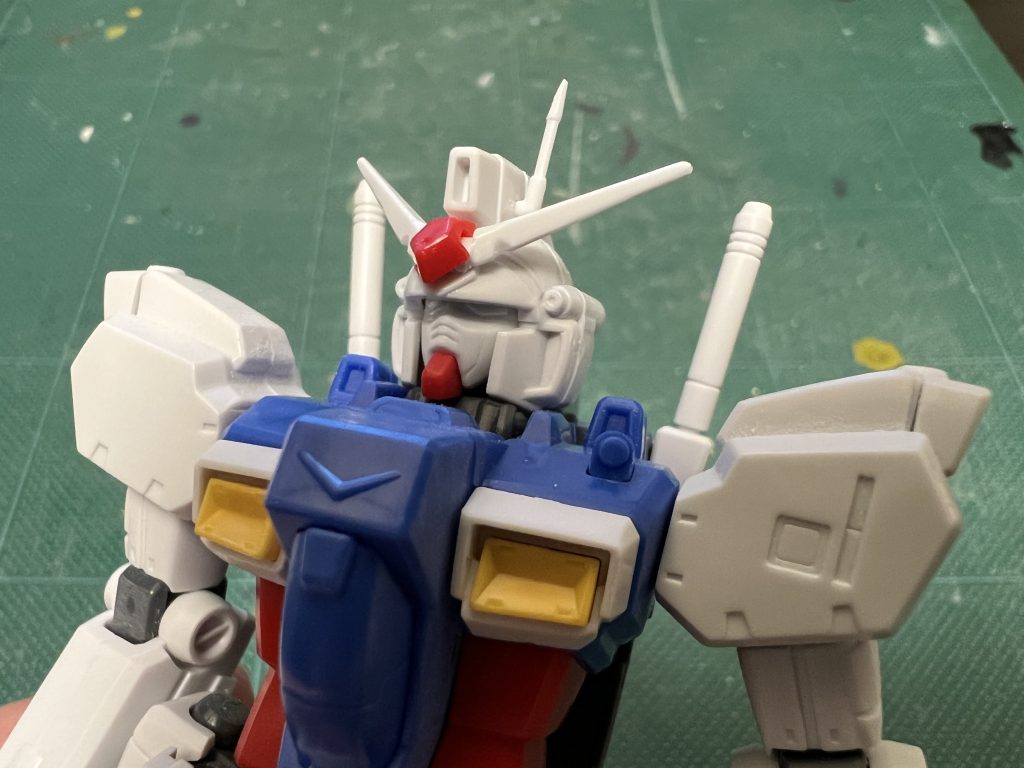 ただ、頭部のデザインがちょっと違う…試作1号機はほおに向かうほど末広がりになっている印象でした。この辺りはFbを作る時の課題にします。